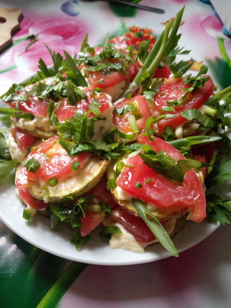 Жареный кабачок с помидором