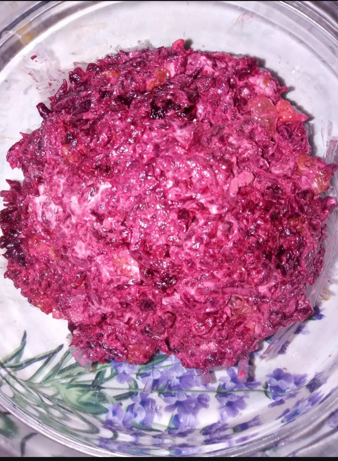 Салат с красной свеклой, орехами и изюмом