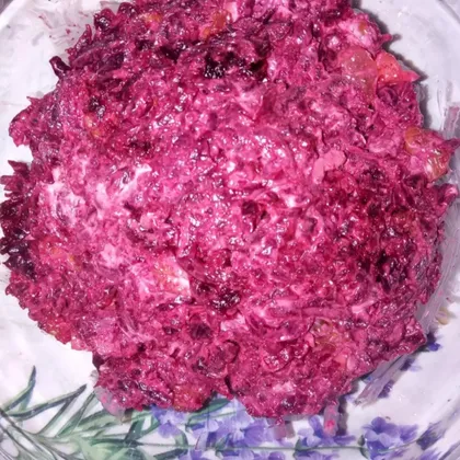 Салат с красной свеклой, орехами и изюмом