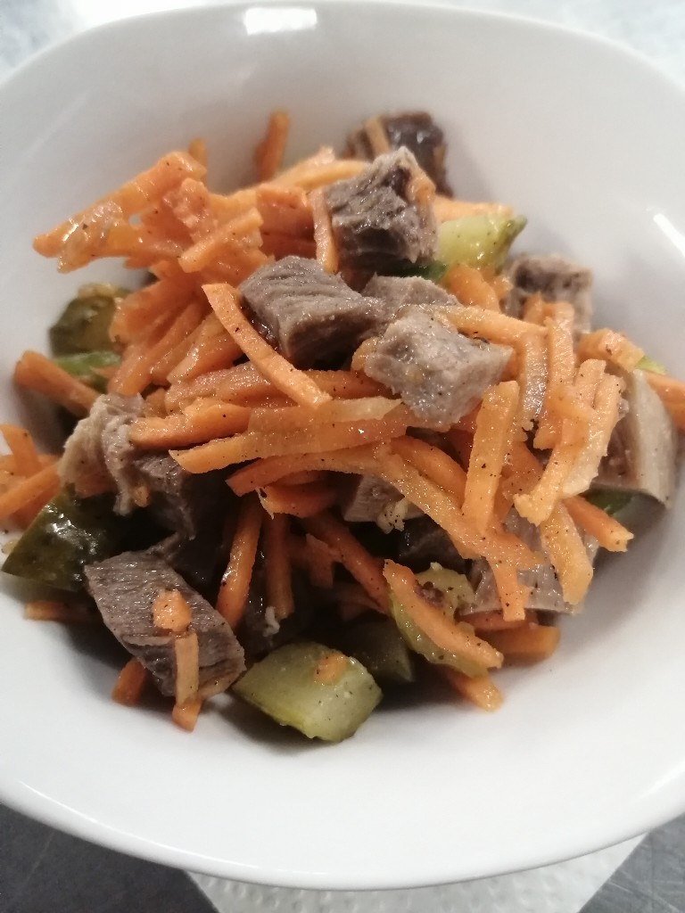 Салат из моркови с говядиной и маринованые огурчиков
