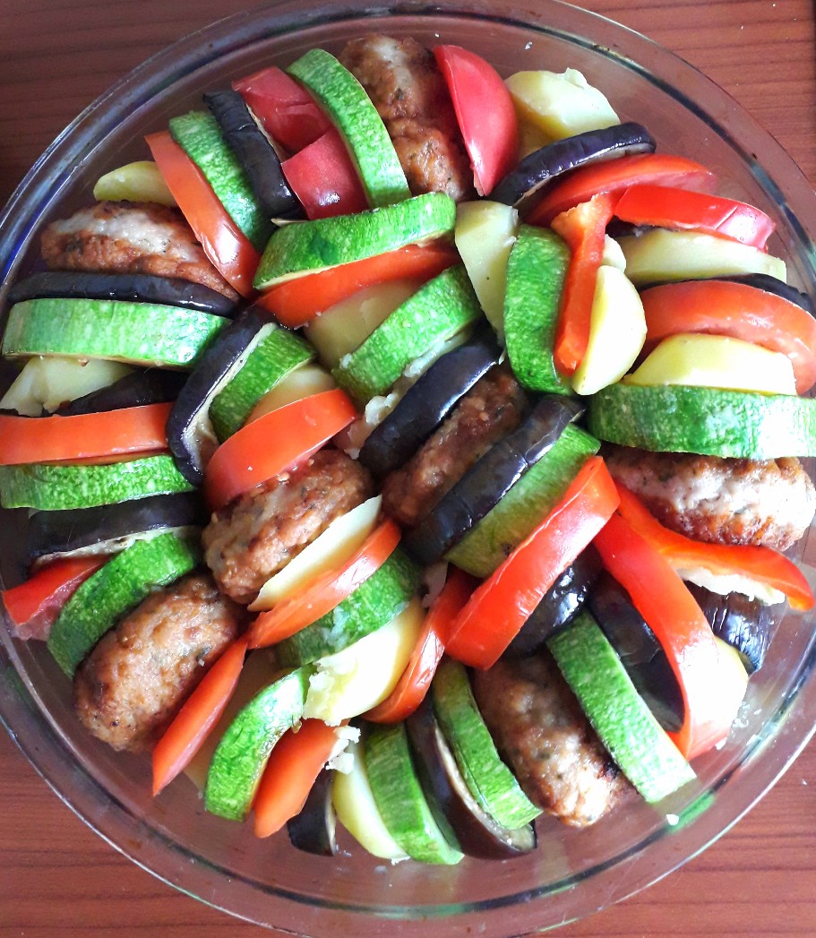 Рататуй с котлетками📌