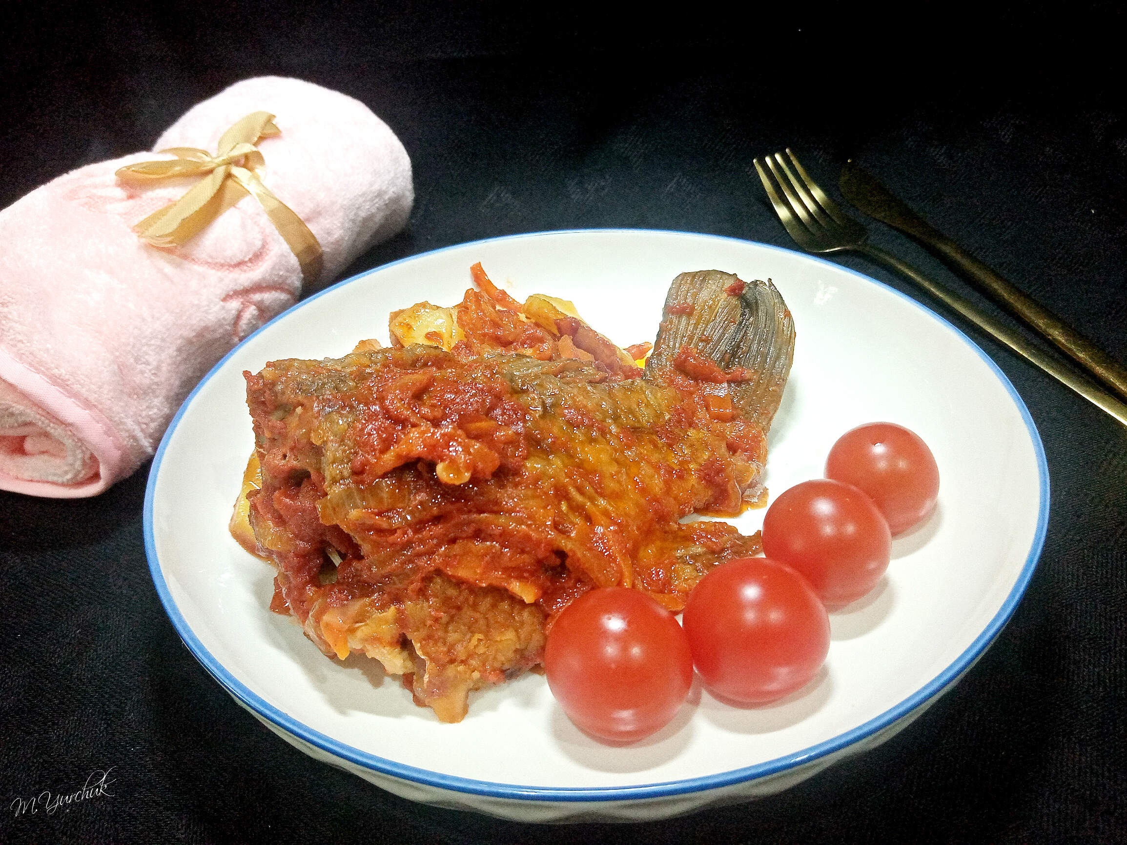 Жареная рыба на подушке из картофеля, под овощной заливкой