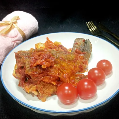 Жареная рыба на подушке из картофеля, под овощной заливкой