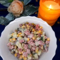 Салат с колбасой и бобовыми