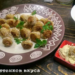 Грибочки на закуску с сырным соусом песто