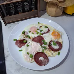 Яичница с колбасой