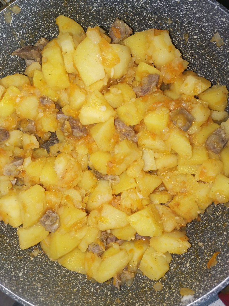 Тушёная картошка с куриными желудками