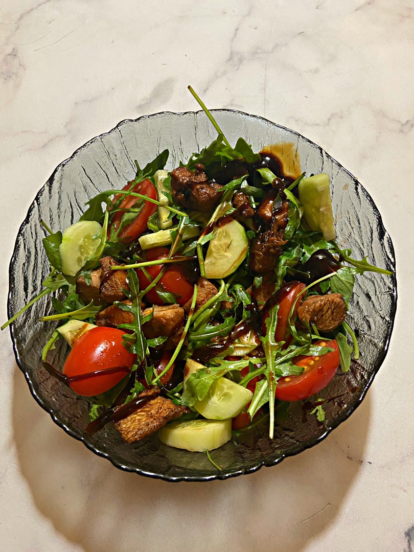 Горячий салат с индейкой