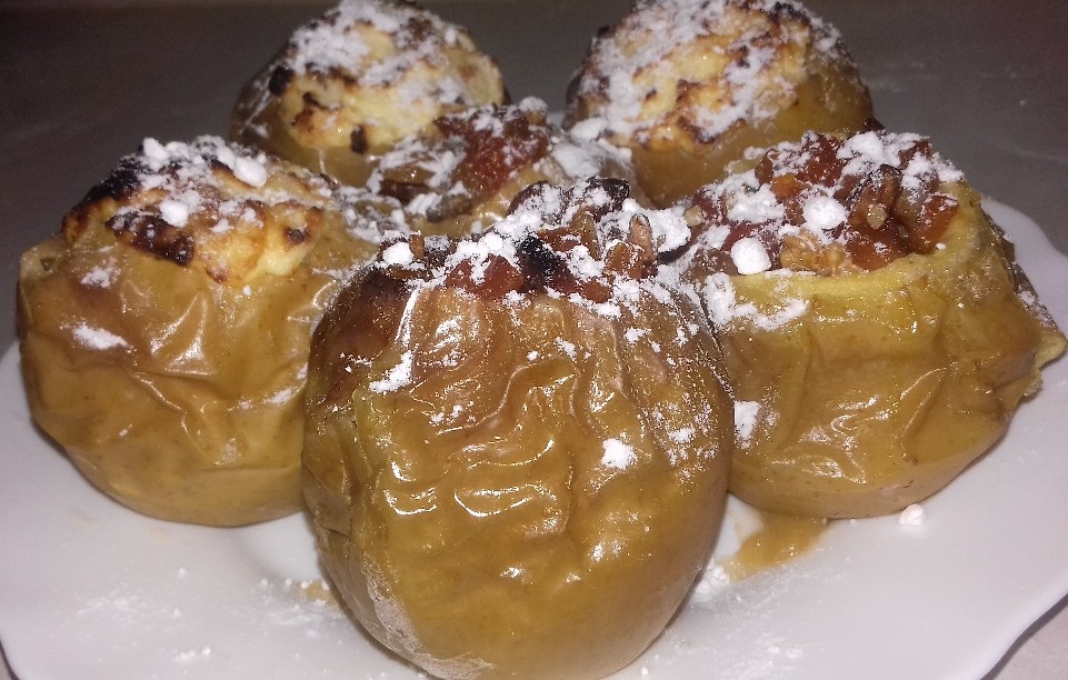 Печёные яблочки с творогом, изюмом, курагой, орехами и мёдом