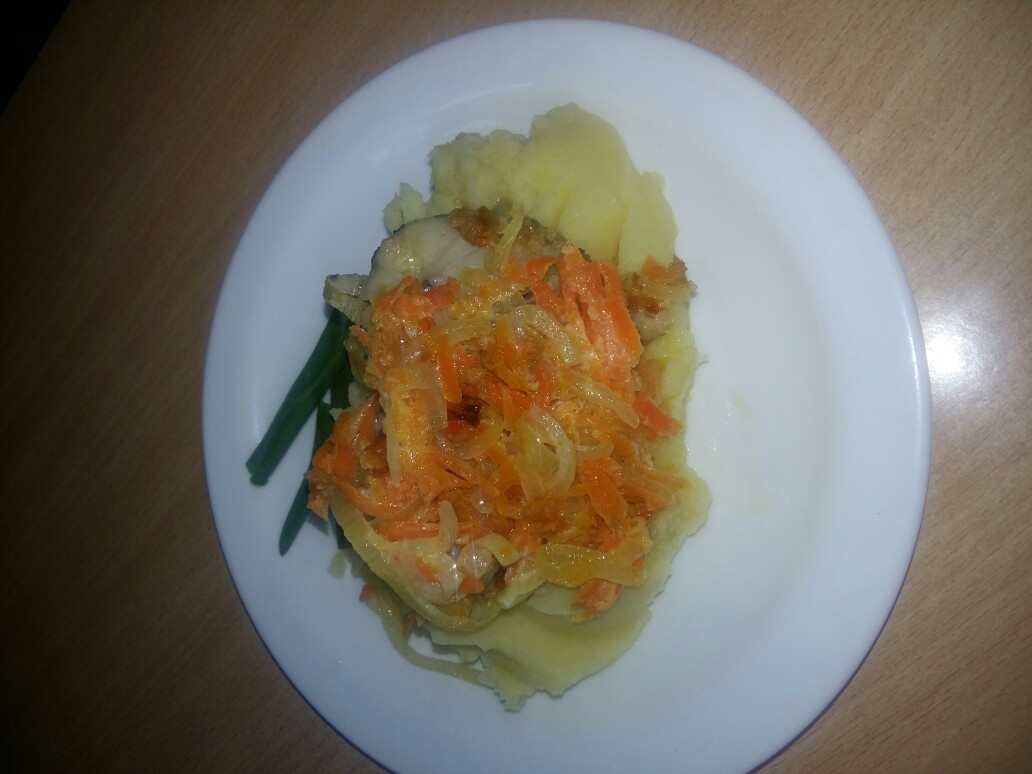 Минтай с луком и морковью