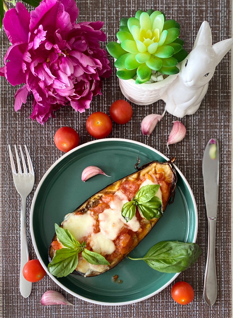 Баклажан с томатами и моцареллой