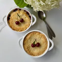 Вишневый крамбл