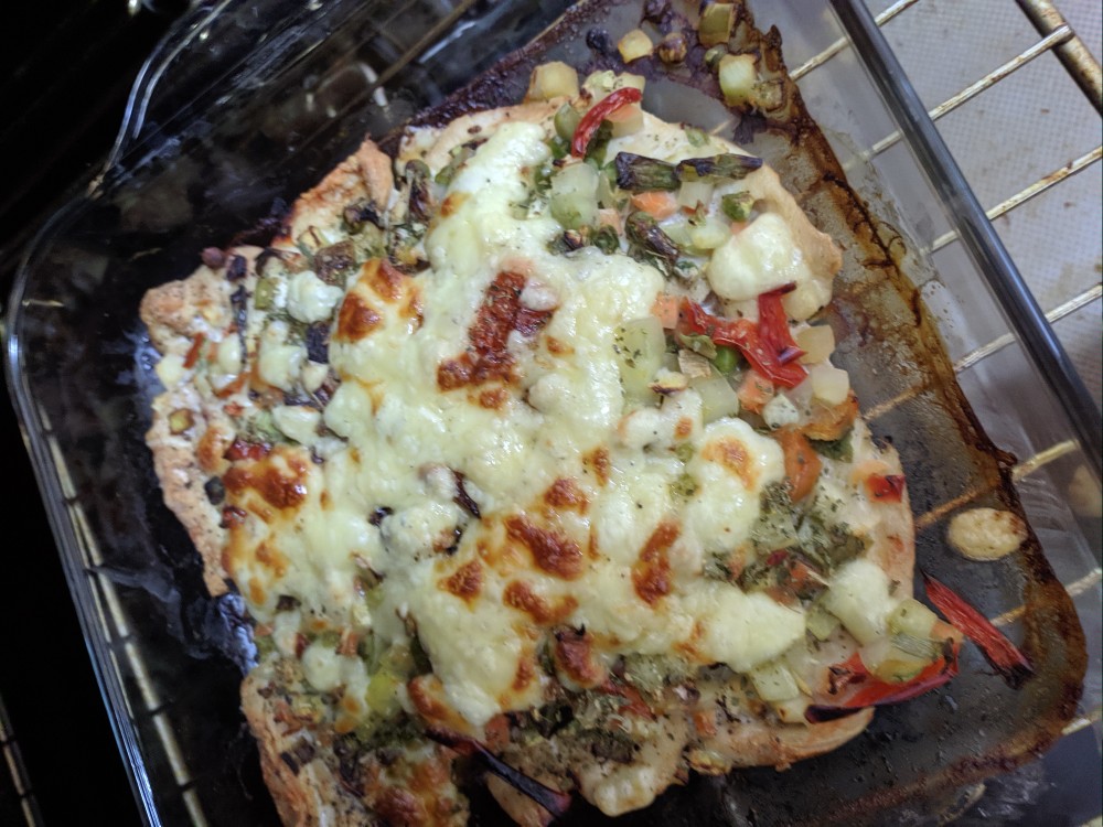 Курица под овощами с сыром