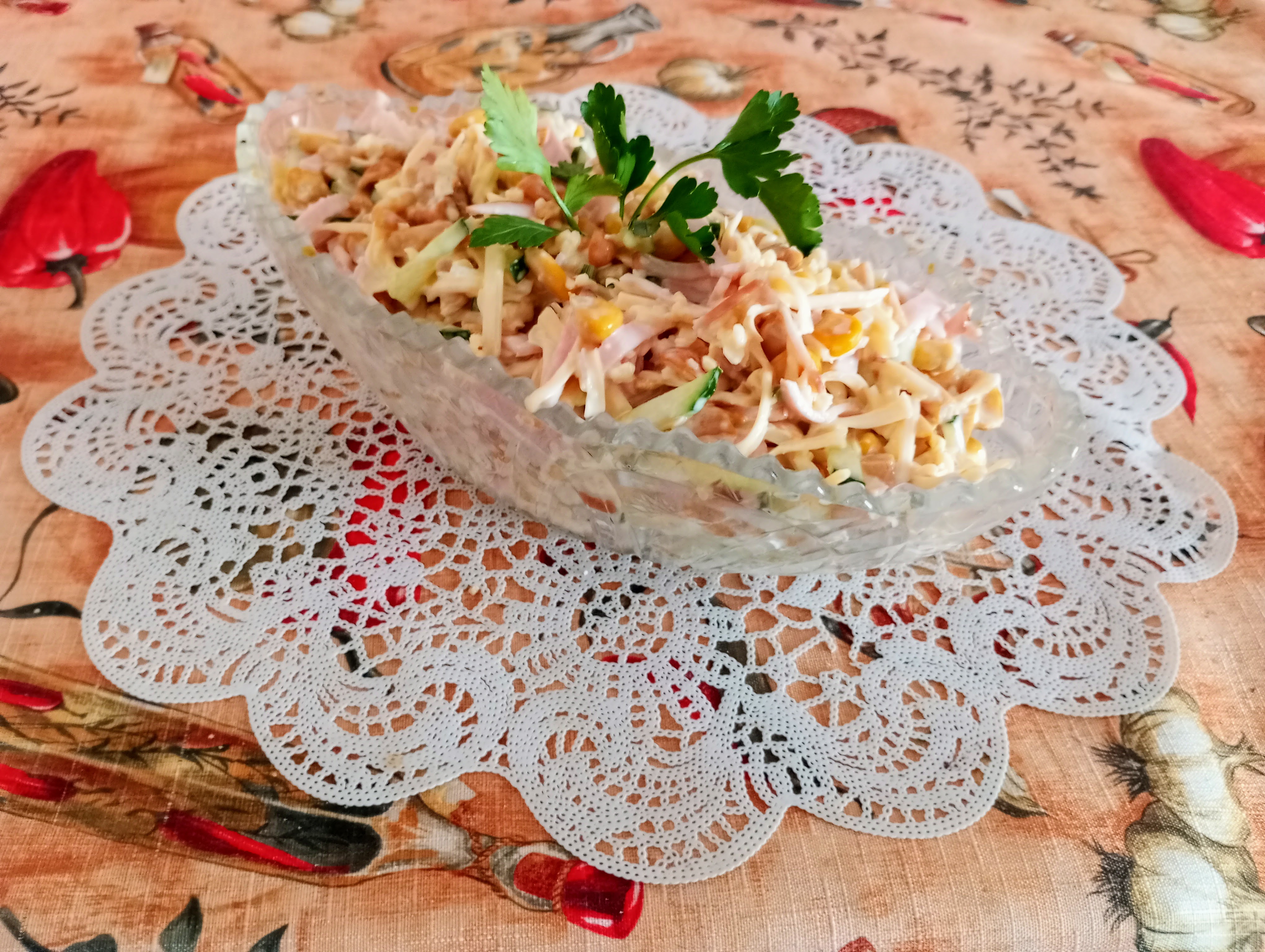 Салат с ветчиной, грибами, кукурузой и огурцом