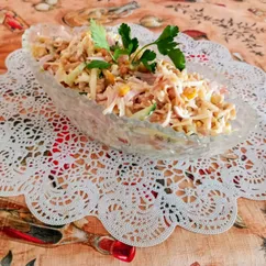 Салат с ветчиной, грибами, кукурузой и огурцом