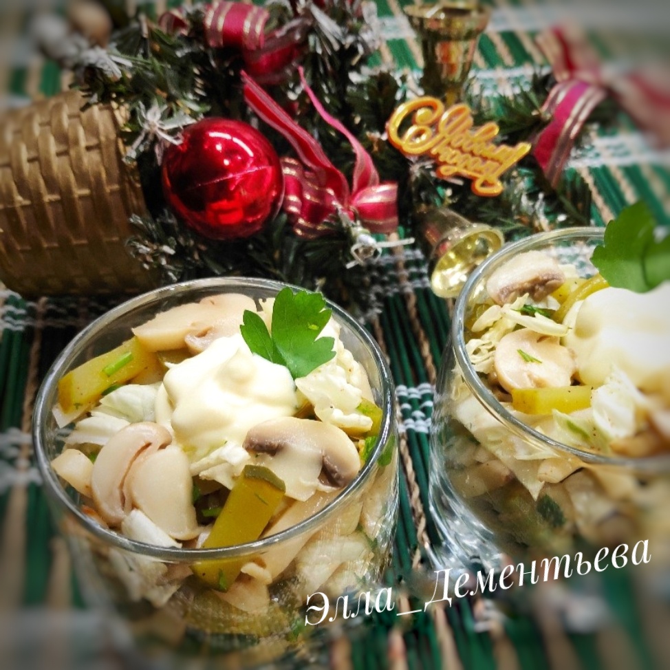 Рождественский салат с пекинской капустой, грибами и огурцами