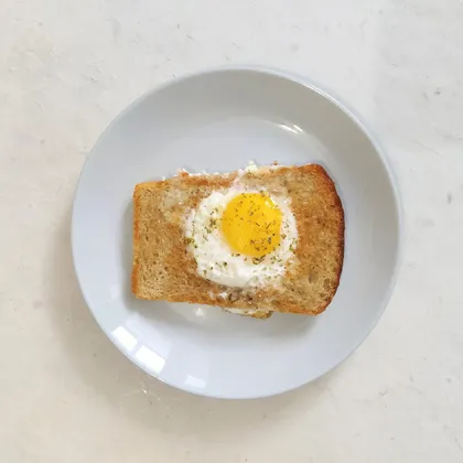 Яйцо в хлебе