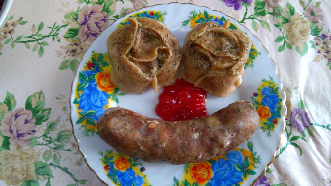 Манты с домашними колбасками на сковороде