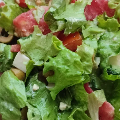 Салат из листьев салата, с помидорами, оливками и яйцом
