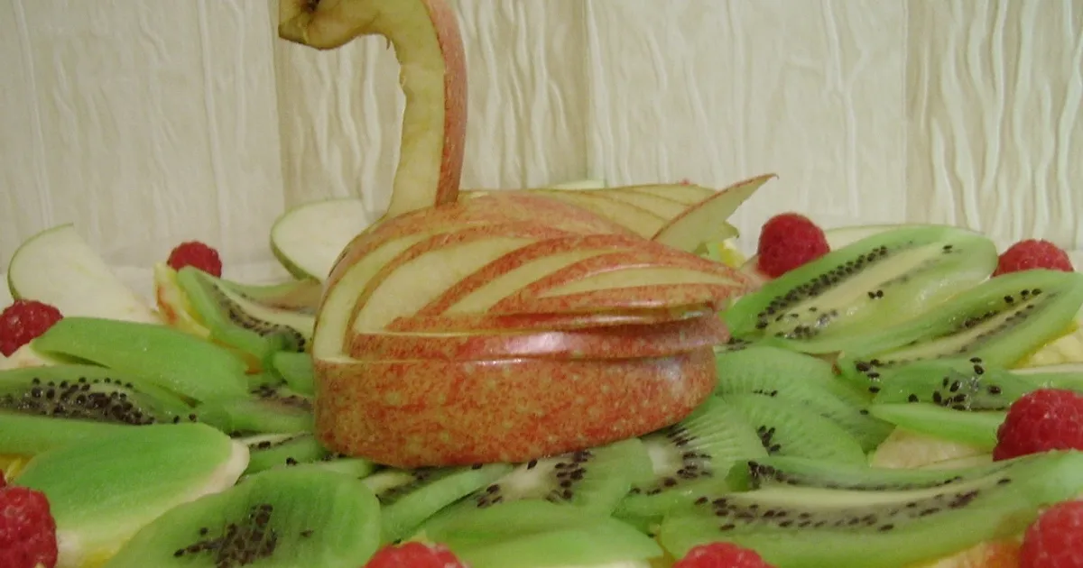 Слоёный салат «Лебединая верность» с курицей и шампиньонами
