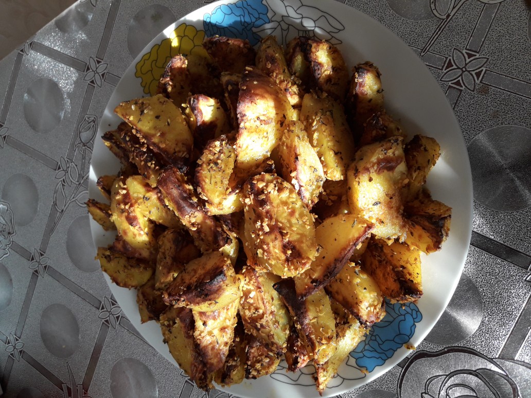 Простой гарнир за считанные минуты: рецепт запеченного картофеля