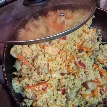 Рис с мясом в сковороде