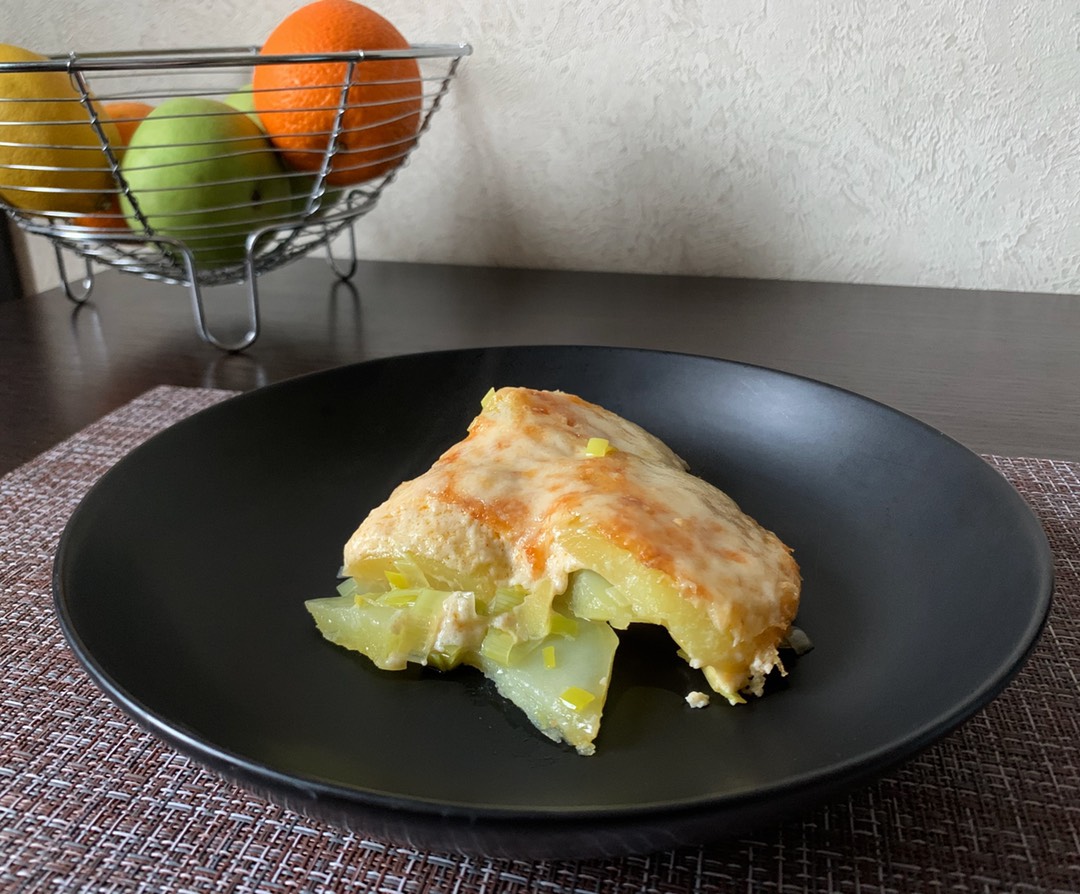 Картофельный гратен с луком-пореем под сырной корочкой