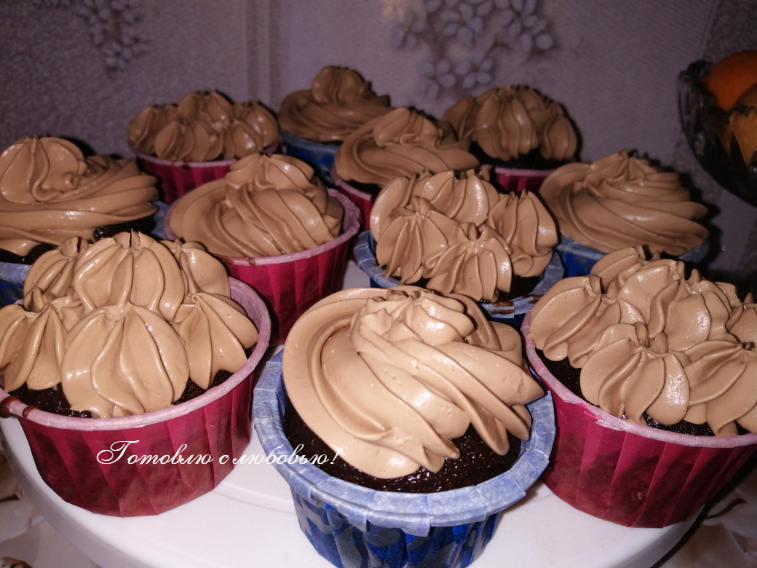 Шоколадно-кофейные капкейки с  кремовыми шапочками из молочного шоколада и сливок