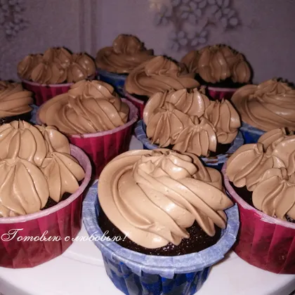 Шоколадно-кофейные капкейки с  кремовыми шапочками из молочного шоколада и сливок