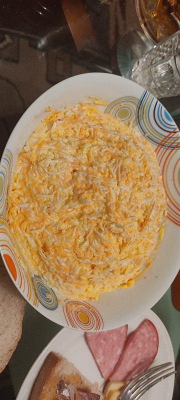 Сытный салат с колбасным сыром и сванской солью