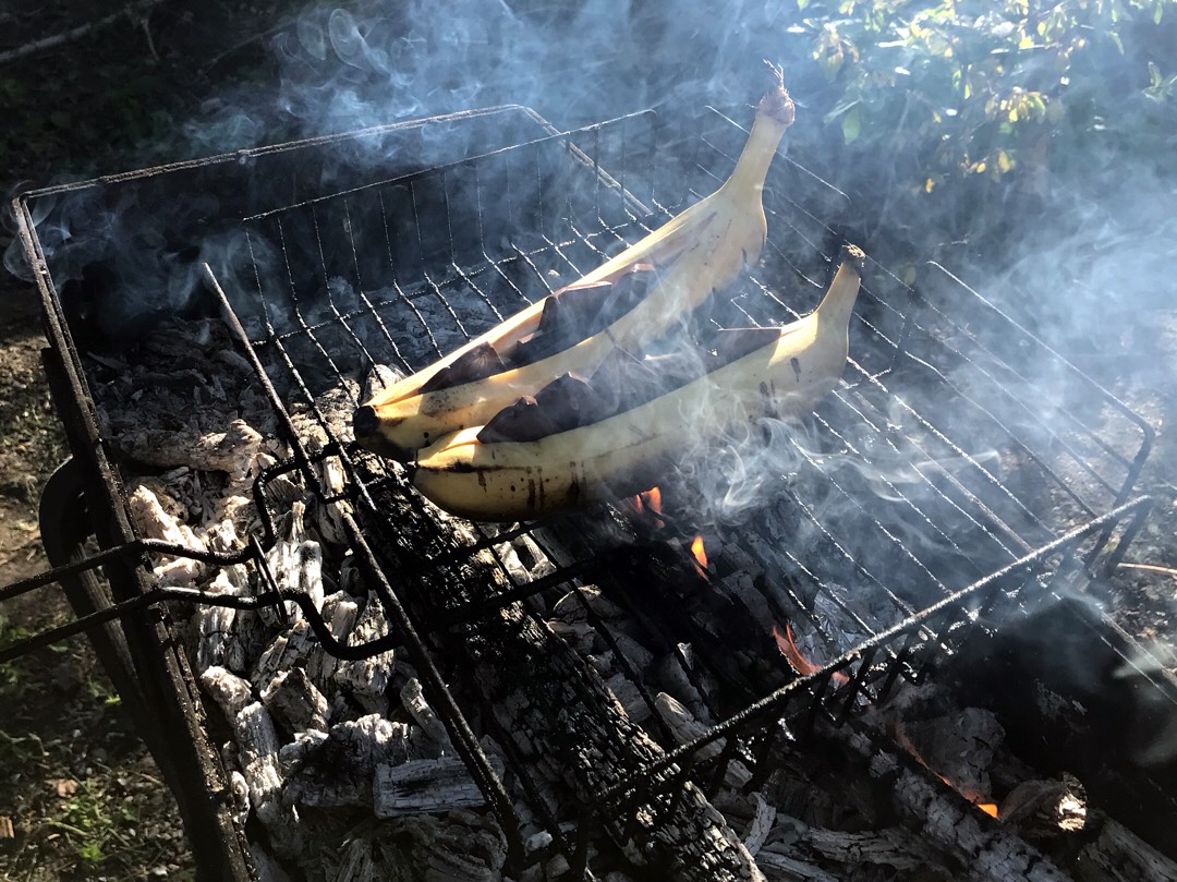 Бананы с шоколадом на мангале