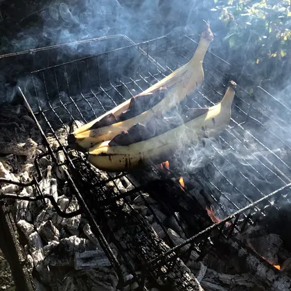 Бананы с шоколадом на мангале