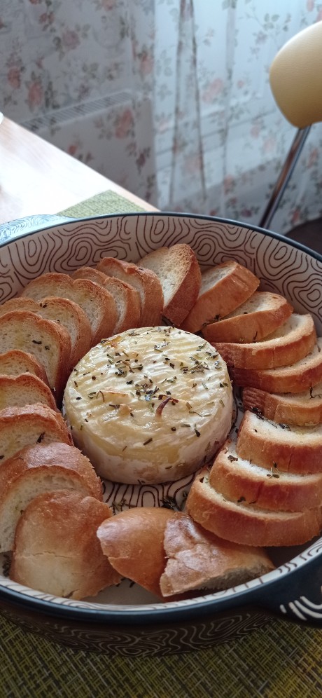 Запечённый камамбер с сухариками