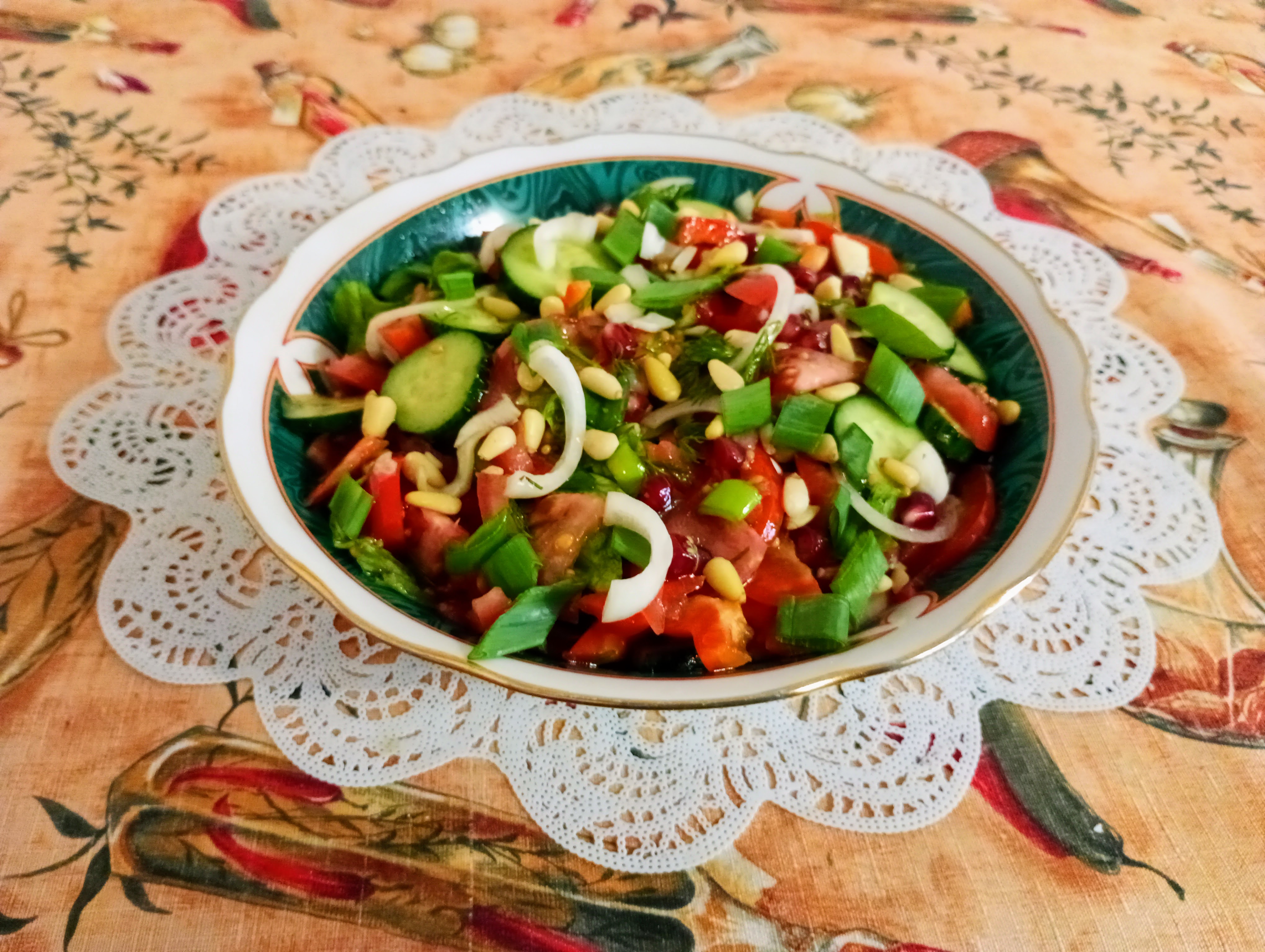 Овощной салат с гранатом и кедровыми орешками