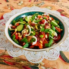 Овощной салат с гранатом и кедровыми орешками