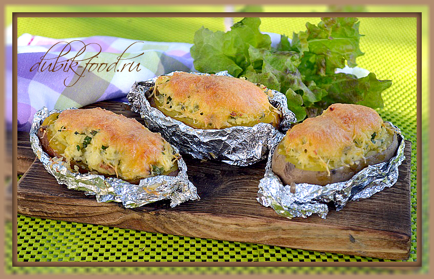Печеный картофель с сыром и зеленью