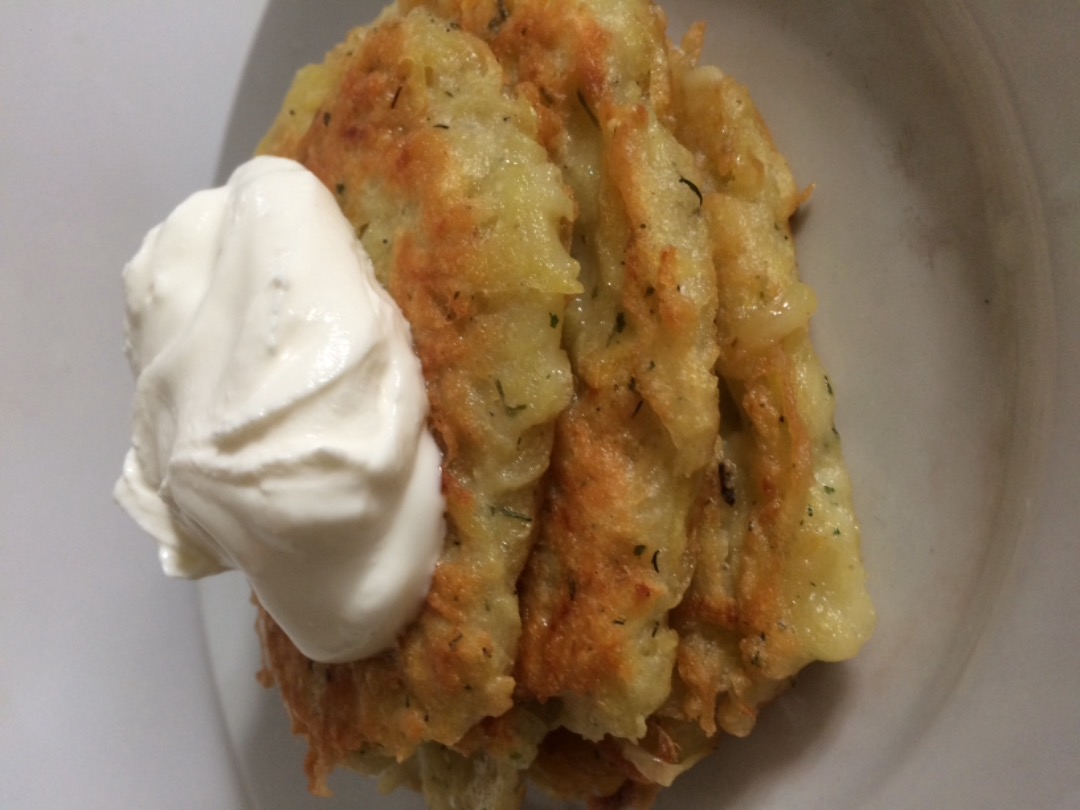 Драники с яйцом и зеленью