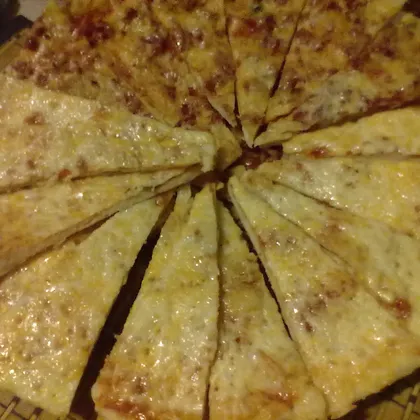 Пицца 4 сыра. На фото у меня 2 вида пиццы. Заявленная снизу
