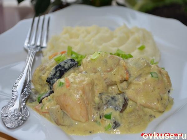 Куриное филе с грибами в сметанно - сырном соусе