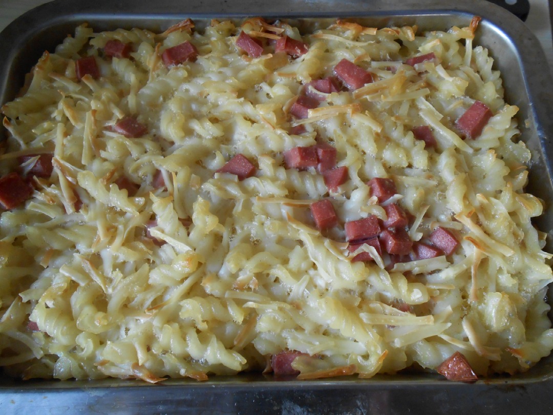 Запеканка из макарон с колбасой на сковороде — рецепт с фото пошагово
