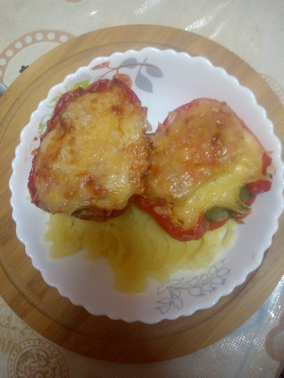 Лодочки из сладкого перца и фарша под сырной корочкой