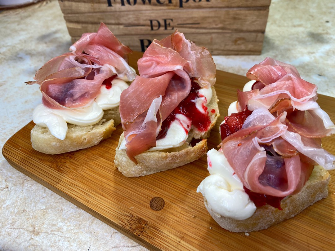Брускетта с клюквенным соусом и хамоном