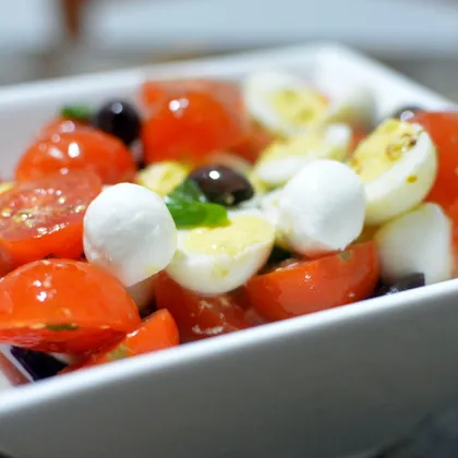 Салат с моцареллой, помидорами черри и перепелиными яйцами
