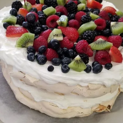 Торт Павлова с фруктами и ягодами на праздничный стол