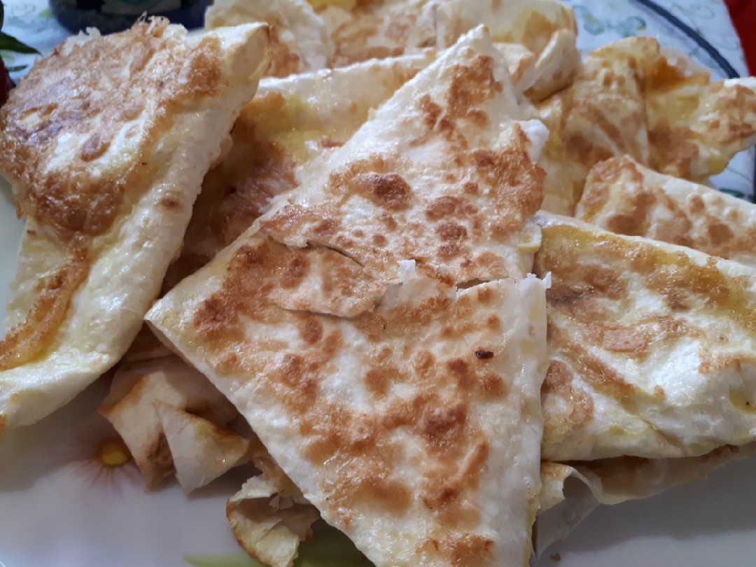 Закусочные треугольники из армянского лаваша с сыром и колбасой