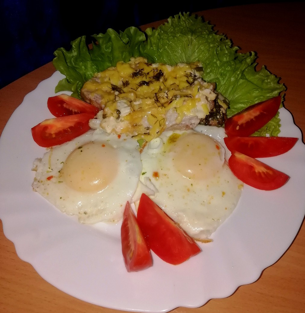 Свинина с сыром и яичница
