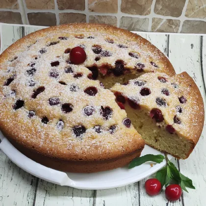 Пирог с клубникой 🍓 и вишней🍒