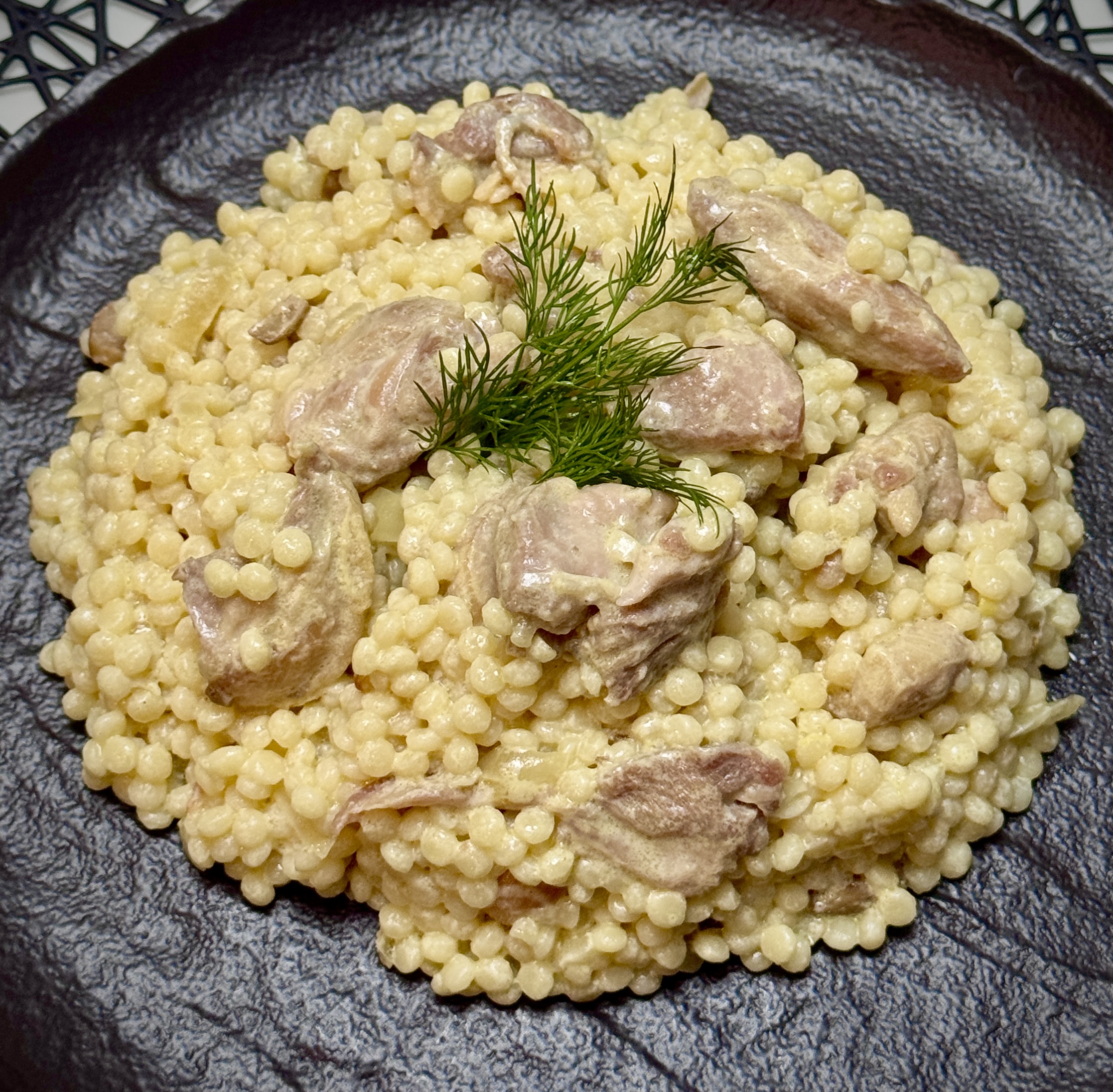 Птитим с курицей и грибами в сливках