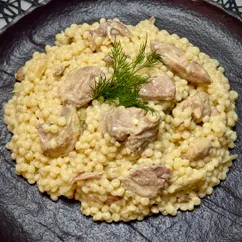 Птитим с курицей и грибами в сливках