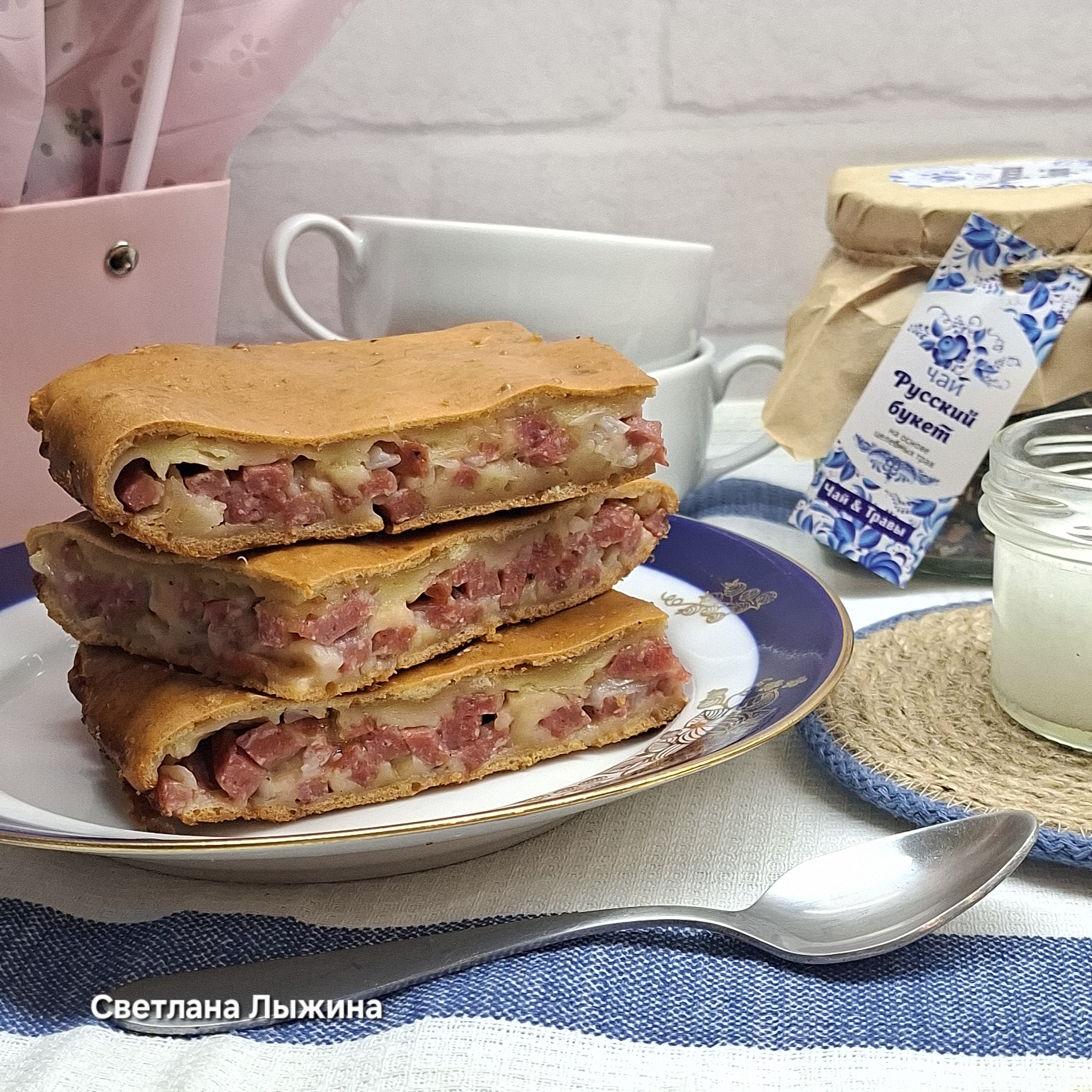 Быстрый пирог на кефире с колбасой и сыром 